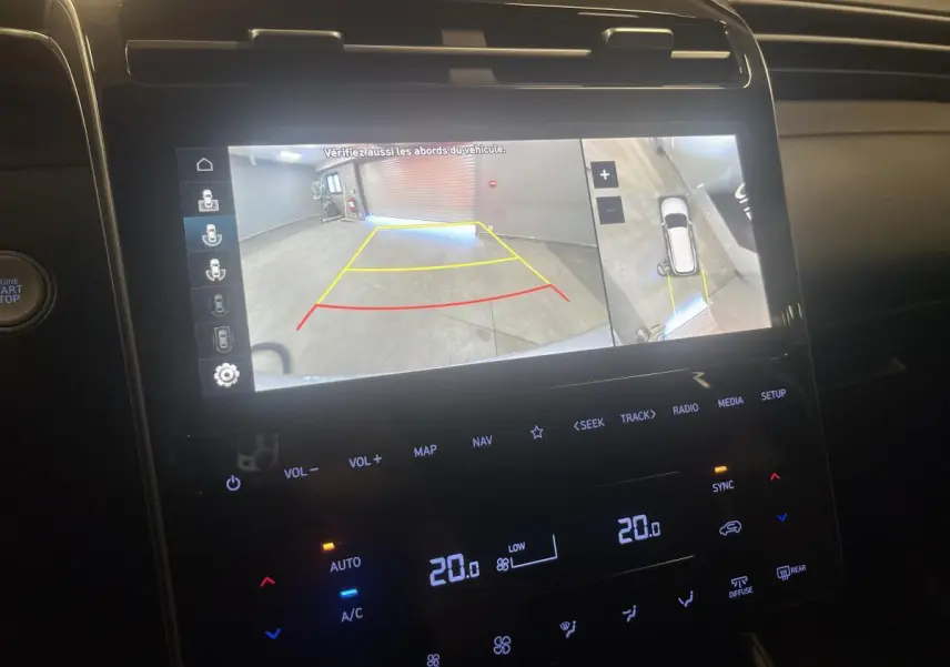 Écran tactile intérieur du Hyundai Tucson 2023 montrant la caméra 360° et l’aide au stationnement en vue arrière.