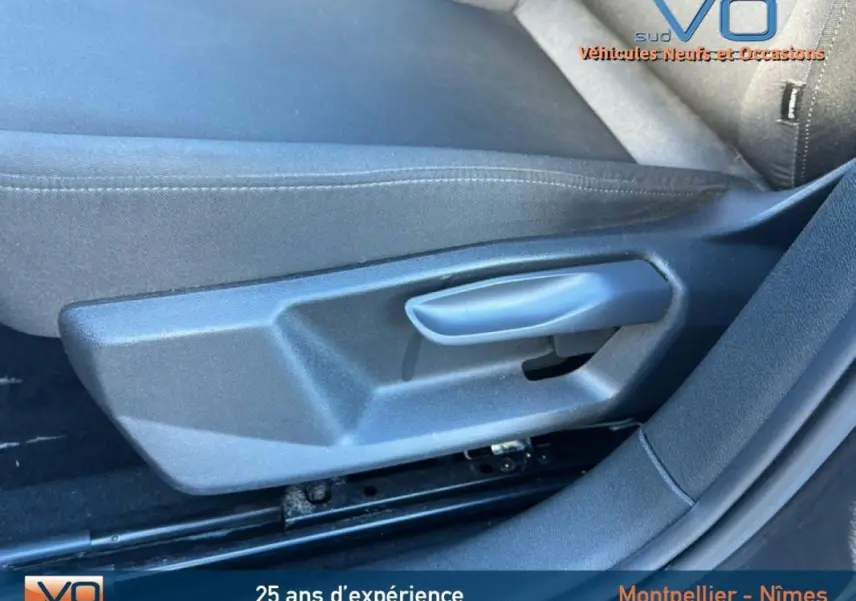 Gros plan sur la manette de réglage du siège avant en tissu gris foncé de l'Audi A1 Sportback 30 TFSI 2020.