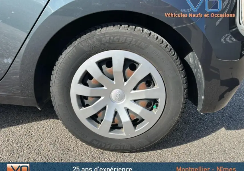 Gros plan sur la roue arrière droite d'une Audi A1 Sportback gris foncé, avec jante et pneu Michelin visibles.