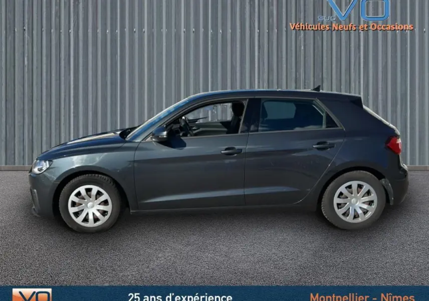 Profil côté gauche d'une Audi A1 Sportback gris foncé de 2020, compacte et élégante sur fond neutre.