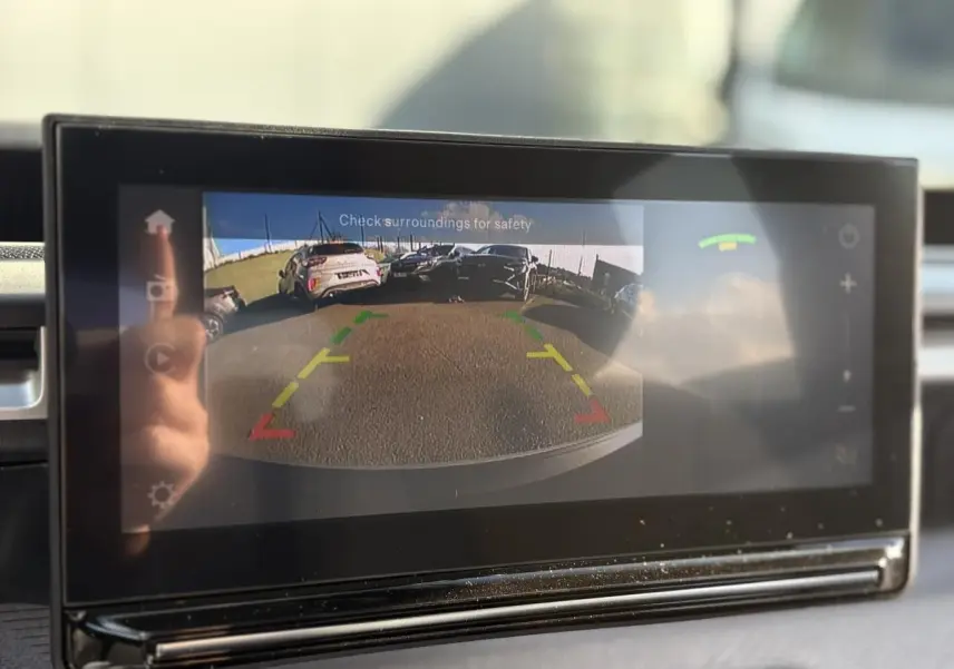 Écran tactile intérieur montrant la caméra de recul du Citroën C3 Aircross Hybrid 145 en configuration 7 places.