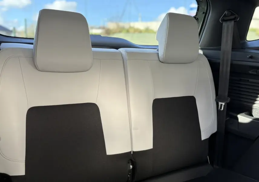 Vue rapprochée de la banquette arrière 2 places bicolore beige et noir du Citroën C3 Aircross Hybrid 2025.