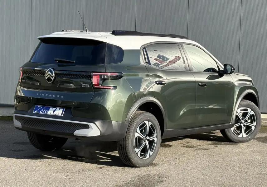 Vue 3/4 arrière droite du Citroën C3 Aircross Vert Montana avec toit blanc et jantes alliage 17 pouces.