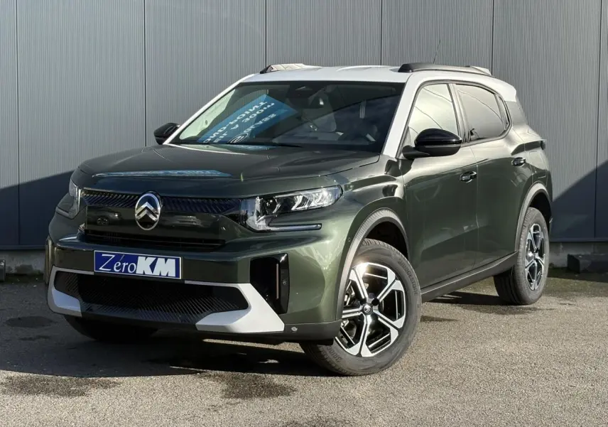 Citroën C3 Aircross Hybrid 145 vert Montana vue 3/4 avant avec toit blanc et jantes alliage 17 pouces.