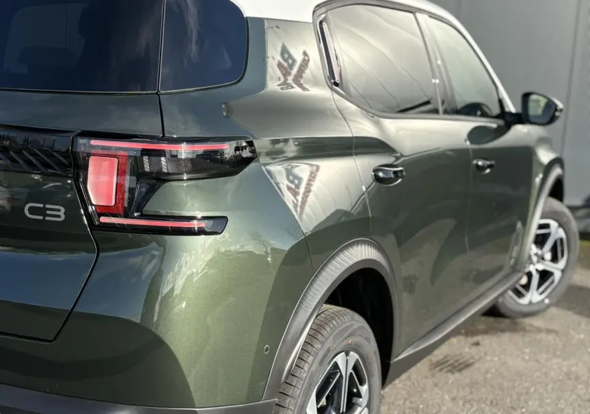 Vue 3/4 arrière droite du Citroën C3 Aircross Vert Montana avec toit blanc et jantes alliage 17 pouces.