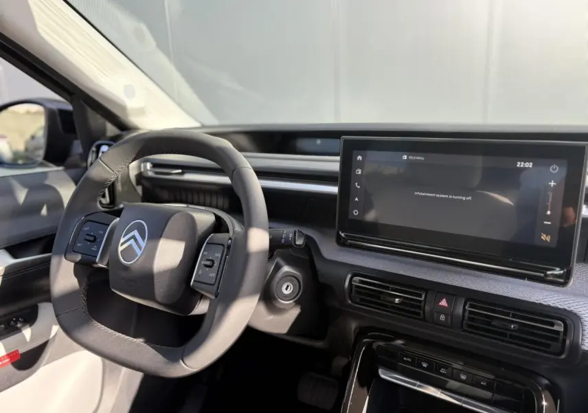 Vue intérieure du tableau de bord de la Citroën C3 Aircross Hybrid 145, volant multifonctions et écran tactile central.