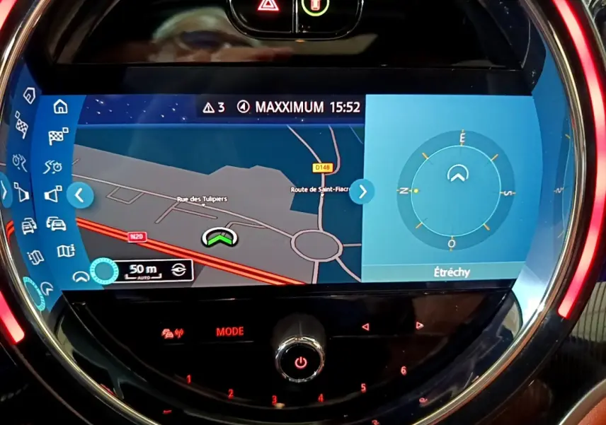 Écran tactile central du tableau de bord MINI Countryman Cooper SE, affichant la navigation et la boussole.