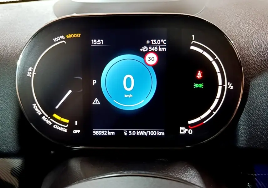 Affichage numérique du tableau de bord du MINI Countryman Cooper SE, montrant la vitesse à 0 km/h et indicateurs d'énergie.