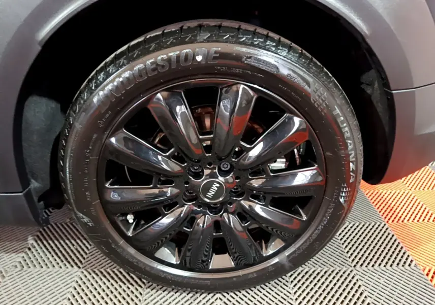 Gros plan sur la jante noire brillante du côté avant droit d'une MINI Countryman bleu 2021 hybride rechargeable.