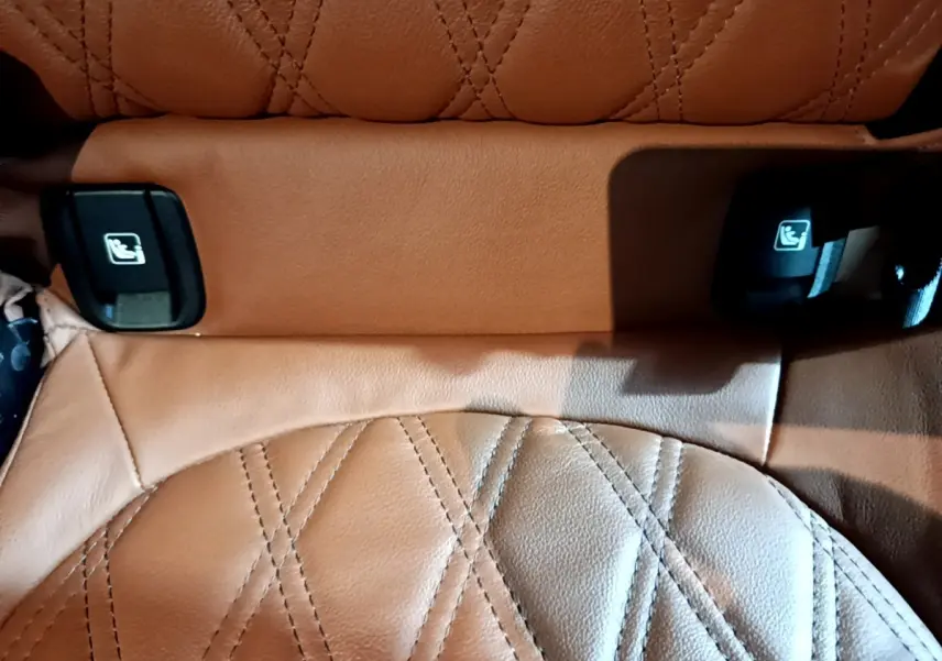 Gros plan sur la sellerie cuir marron avec les attaches Isofix arrière du MINI Countryman Cooper SE 2021.