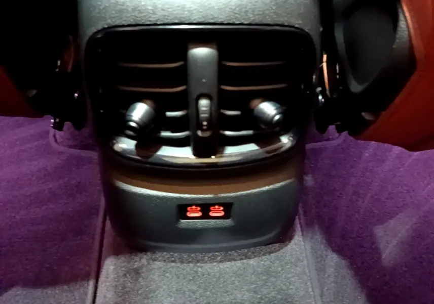 Détail des commandes de ventilation arrière et sièges chauffants dans l'habitacle du MINI Countryman bleu 2021.