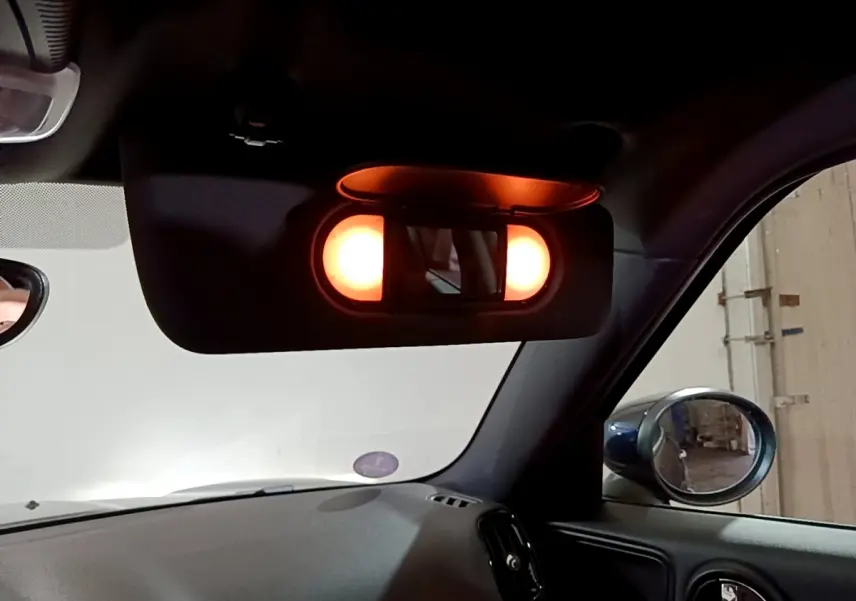 Miroir de courtoisie éclairé sur pare-soleil côté conducteur du MINI Countryman bleu hybride rechargeable 2021
