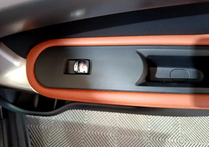 Détail de la poignée intérieure de porte avec garniture cuir marron sur MINI Countryman bleu 2021.