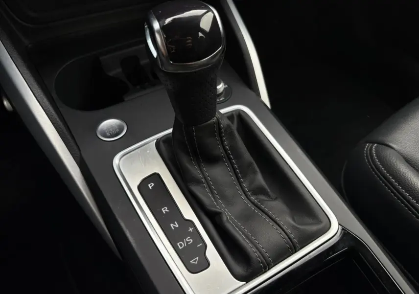 Gros plan sur le levier de vitesse automatique cuir noir de l'Audi Q2 35 TDI 150 S-Tronic S-Line de 2025.