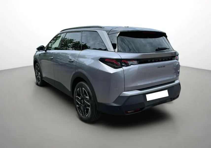 Vue 3/4 arrière gauche du Peugeot 5008 Hybrid gris artense avec toit noir et jantes alu noires.