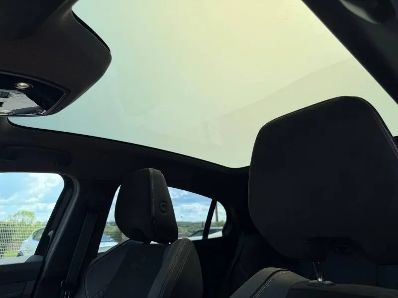 Vue intérieure du toit panoramique et des sièges noirs étoilés du Renault Rafale 1.2 E-Tech full hybrid 2025.