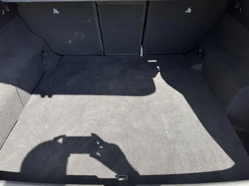 Coffre vu de face du Renault Rafale 1.2 E-Tech noir étoilé, avec revêtement tissu et banquette arrière rabattable.