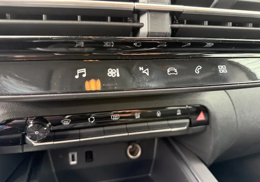 Plafonnier intérieur avec éclairage et boutons SOS et Citroën, dans un Citroën C5 Aircross noir Perla 2025.