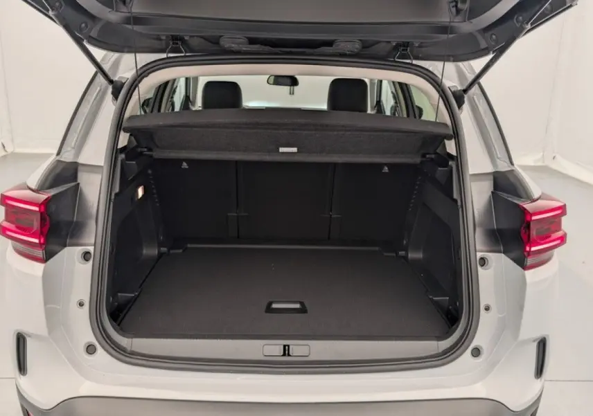 Coffre ouvert vu de l'arrière d'un Citroën C5 Aircross blanc Okenite 2025, avec banquette arrière visible.