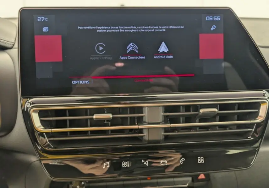 Vue rapprochée de l’écran tactile central et des aérateurs du tableau de bord du Citroën C5 Aircross blanc 2025.