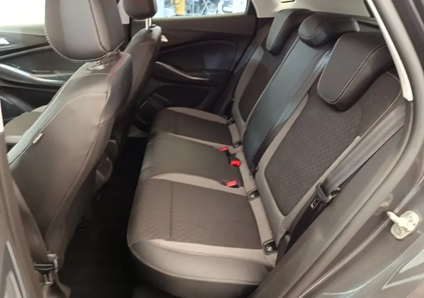 Vue intérieure côté gauche sur la banquette arrière en cuir et tissu gris foncé de l’Opel Grandland X 2021.