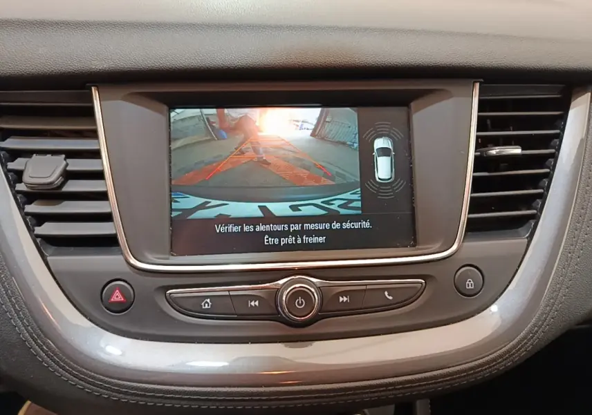 Écran tactile central de l’Opel Grandland X 1.5 Diesel 130 GS Line affichant la caméra de recul et l’aide au stationnement.