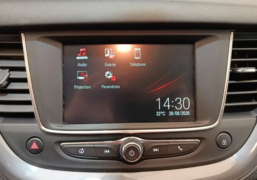 Écran tactile central du tableau de bord de l’Opel Grandland X gris foncé, avec commandes multimédia visibles.