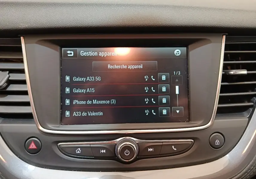Écran tactile central de l’Opel Grandland X 1.5 Diesel 130 GS Line, affichant la gestion des appareils Bluetooth.