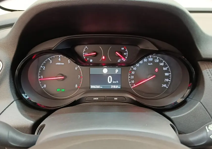 Vue rapprochée du tableau de bord digital de l'Opel Grandland X 1.5 Diesel 130 GS Line, affichage vitesse et compte-tours.