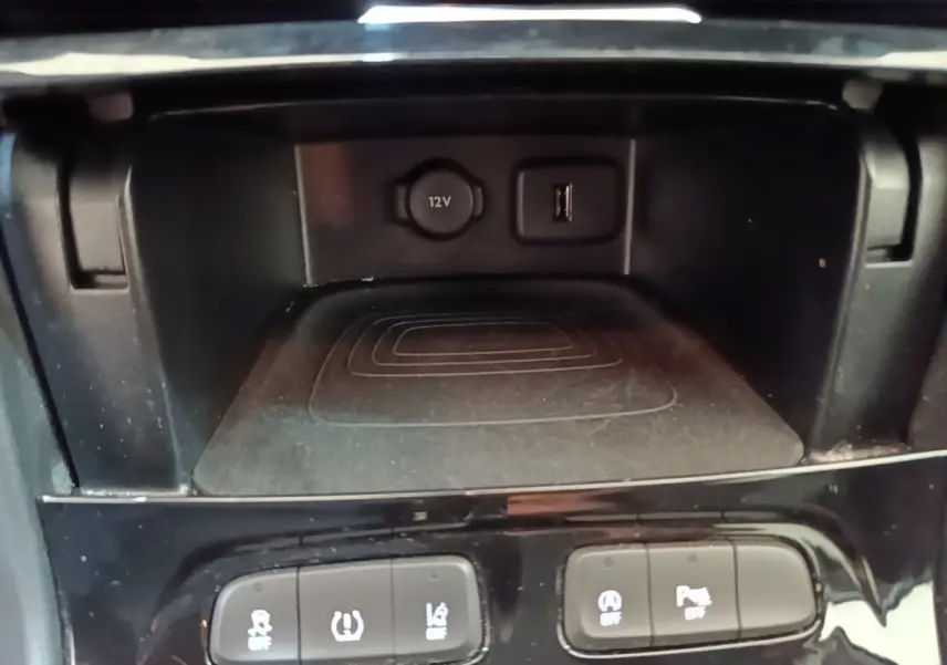 Gros plan intérieur sur la console centrale avec prise 12V et port USB du Opel Grandland X gris foncé.