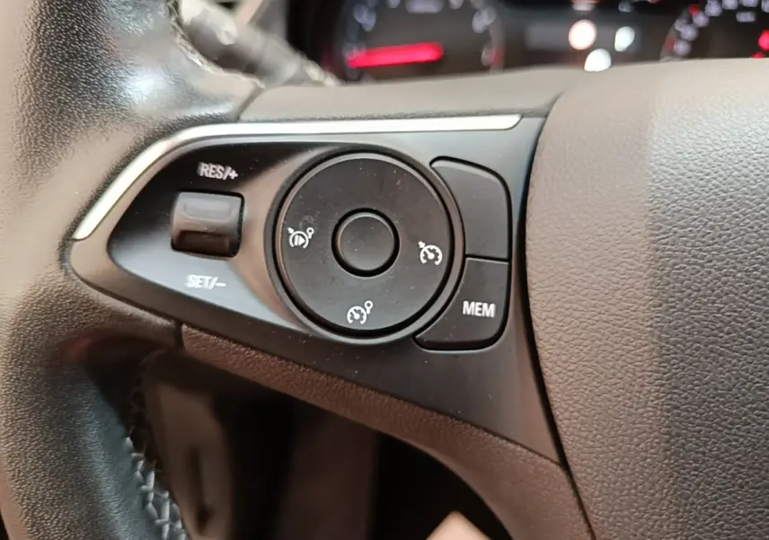 Gros plan sur le volant multifonctions en cuir et alu de l’Opel Grandland X 1.5 Diesel 130 GS Line.