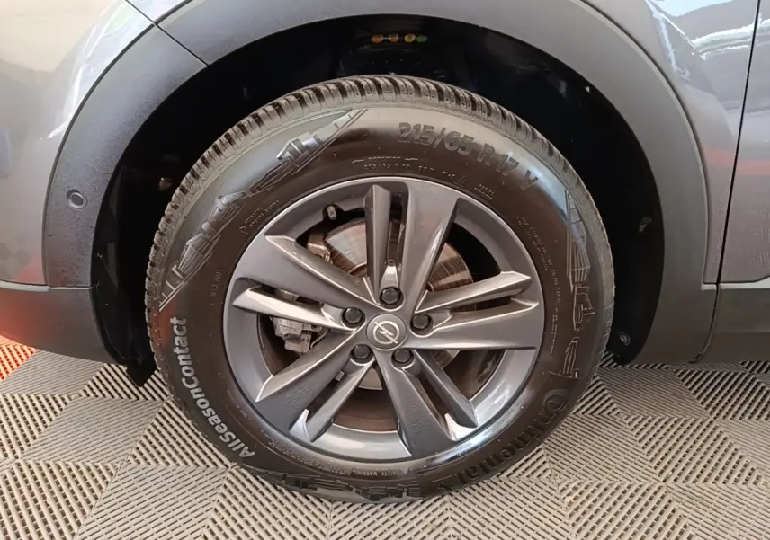 Gros plan sur la roue avant gauche gris foncé de l'Opel Grandland X 1.5 Diesel 130 GS Line Auto, jante alu.