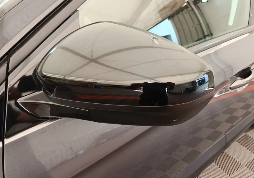 Rétroviseur côté gauche gris foncé brillant de l’Opel Grandland X 1.5 Diesel 130 GS Line 2021, vue rapprochée.