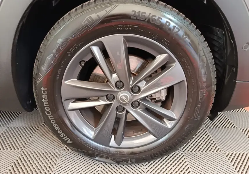 Gros plan sur la roue avant droite gris foncé de l’Opel Grandland X 1.5 Diesel 130 GS Line Auto avec jante alu.