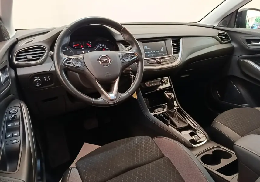 Vue intérieure avant de l'Opel Grandland X 1.5 Diesel 130 GS Line, volant cuir alu multifonctions et écran tactile central.