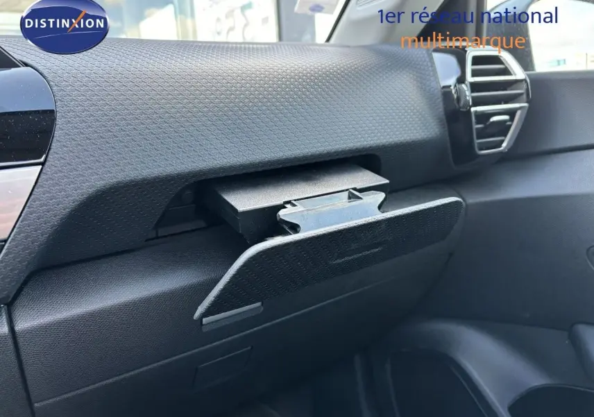 Intérieur de la Citroën C4 PureTech 130 Shine 2022, vue sur la boîte à gants ouverte côté passager, finition noire texturée.
