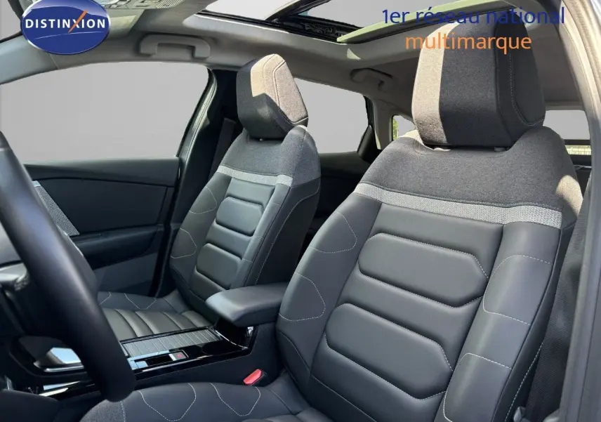 Intérieur de la Citroën C4 2022, vue côté gauche sur les sièges avant en tissu gris et cuir noir avec toit ouvrant.