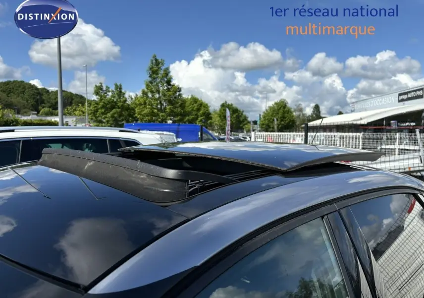 Toit ouvrant ouvert sur une Citroën C4 PureTech 130 Shine gris Artense, vue de côté droit en extérieur.