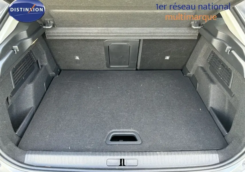 Coffre ouvert d'une Citroën C4 PureTech 130 Shine 2022 gris Artense, montrant un espace de chargement propre et bien agencé.