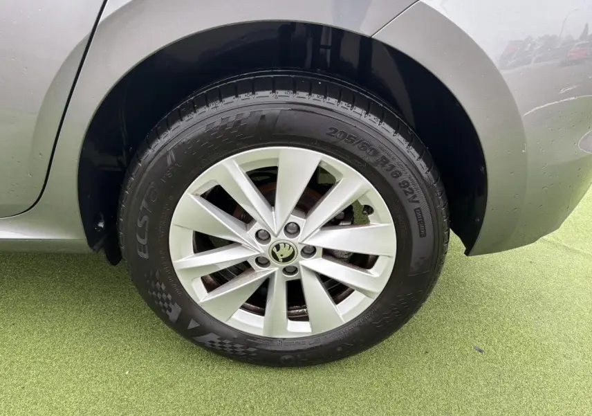 Gros plan sur la jante alliage argentée et pneu du côté arrière droit d’un SKODA KAMIQ gris graphite 2024.