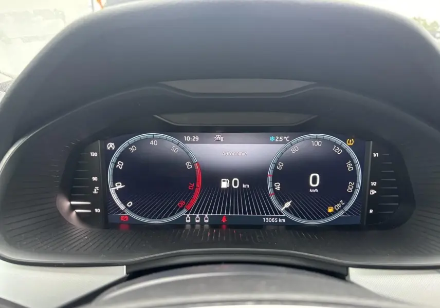 Tableau de bord numérique du Skoda Kamiq 2024 affichant vitesse, autonomie zéro et température extérieure 2,5°C.