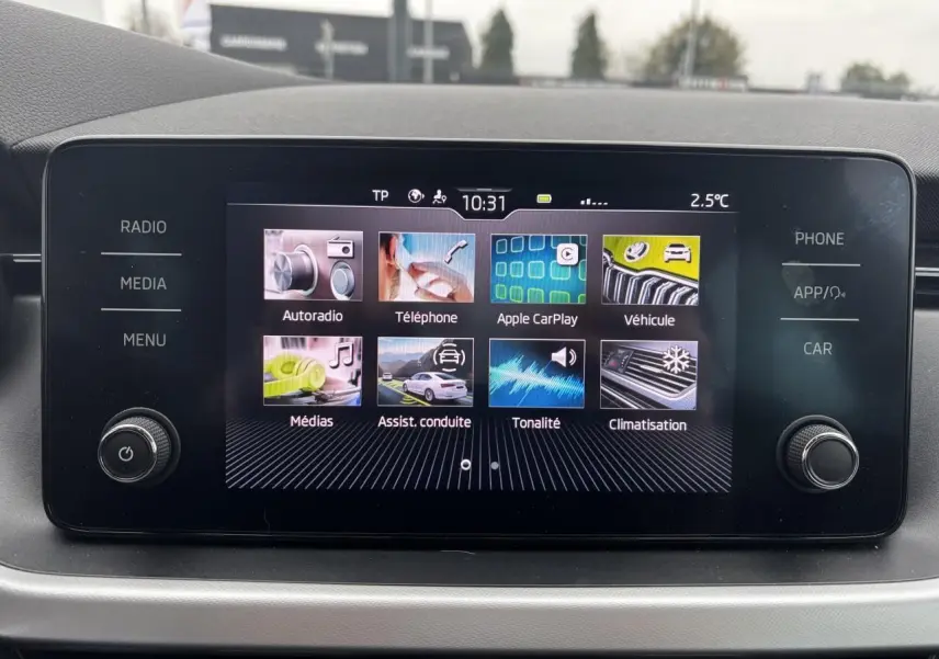 Écran tactile central du Skoda Kamiq 2024 affichant les options multimédia et assistance à la conduite.