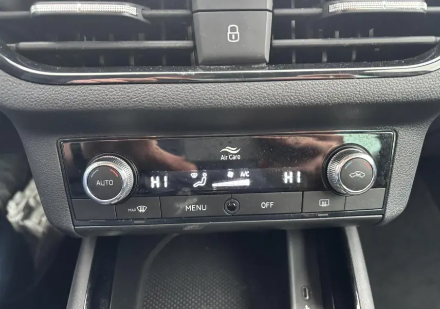 Gros plan sur la console centrale du Skoda Kamiq 2024 montrant la climatisation automatique bi-zone avec affichage digital.