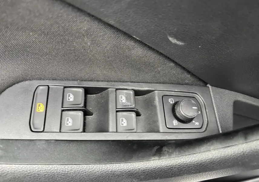 Commande des vitres électriques et réglage des rétroviseurs côté conducteur dans une Skoda Kamiq gris graphite 2024