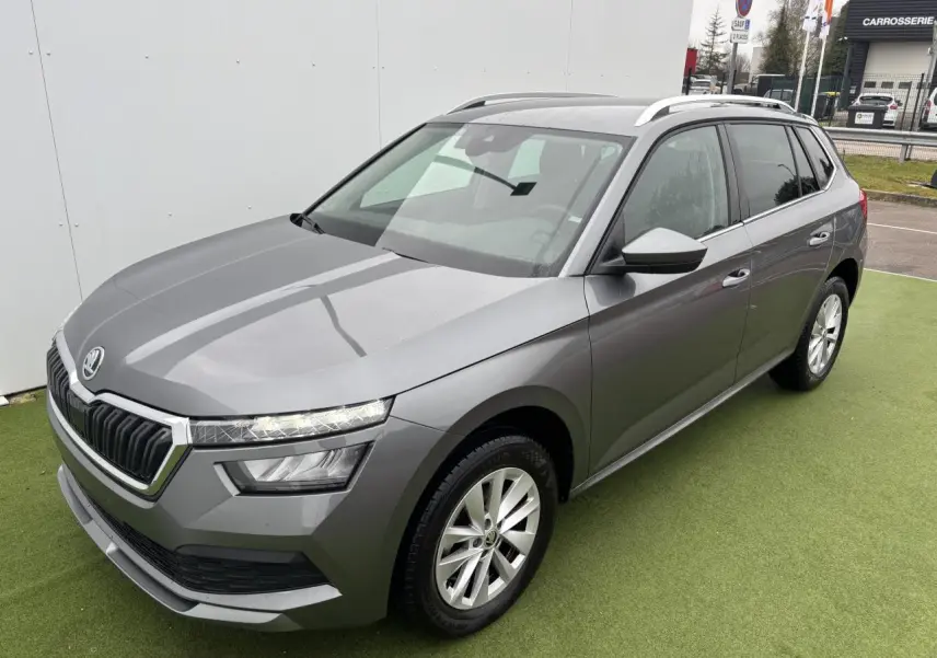 Vue 3/4 avant droite d'un Skoda Kamiq gris graphite métallisé avec jantes alliage 17 pouces et toit panoramique.