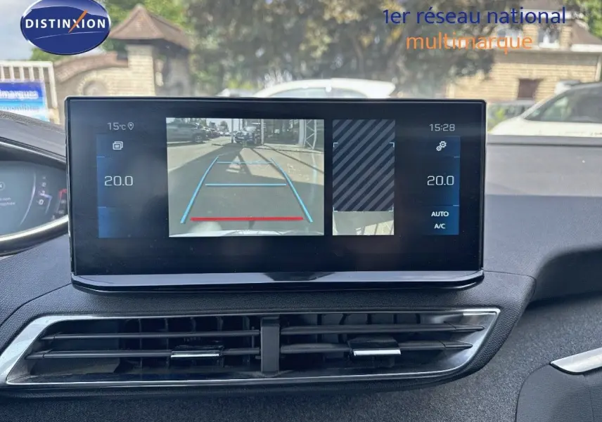 Écran central du Peugeot 3008 2022 affichant la caméra de recul et la climatisation à 20°C, intérieur noir.