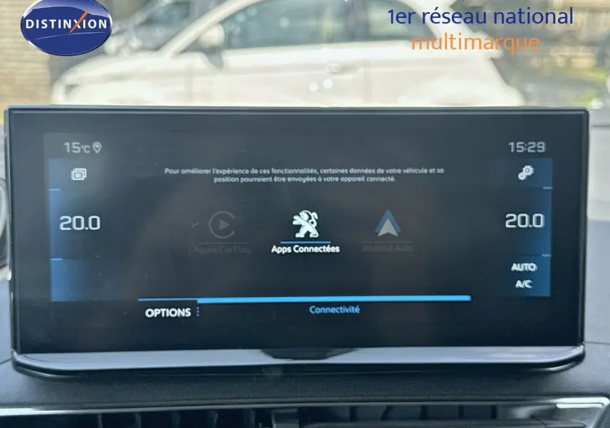 Écran tactile central du Peugeot 3008 blanc nacré 2022 affichant les options de connectivité et la climatisation à 20°C.