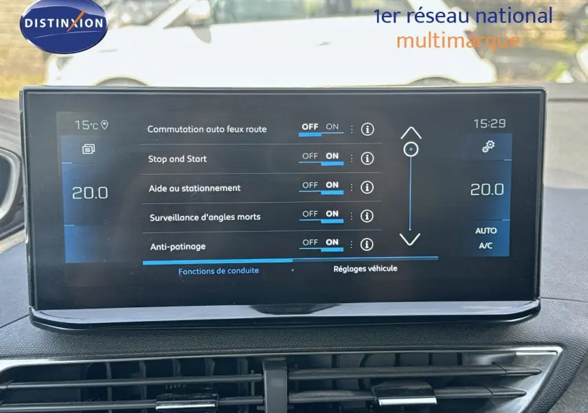 Écran tactile du tableau de bord du Peugeot 3008 blanc nacré, affichant les réglages d'aides à la conduite.