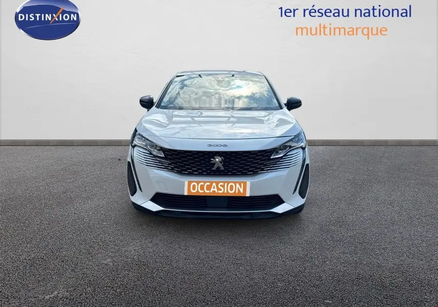 Vue de face d'un Peugeot 3008 blanc nacré de 2022 avec calandre noire et plaque "OCCASION" visible.