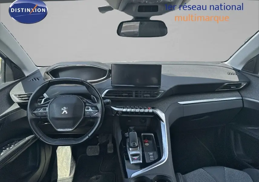 Intérieur noir du Peugeot 3008 2022 vu de face, tableau de bord moderne avec écran tactile central et volant compact.